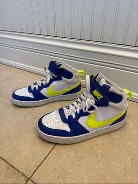Nike Kids Court Borough Mid. almost new!
